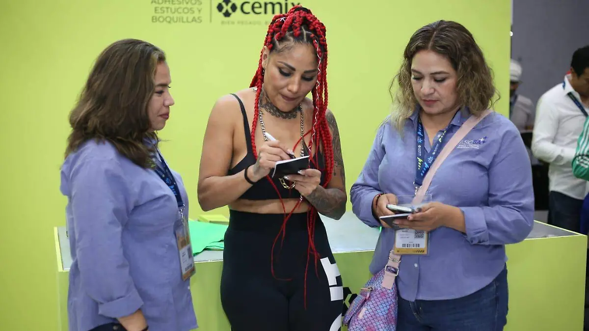 Barby Juárez firmando autógrafos